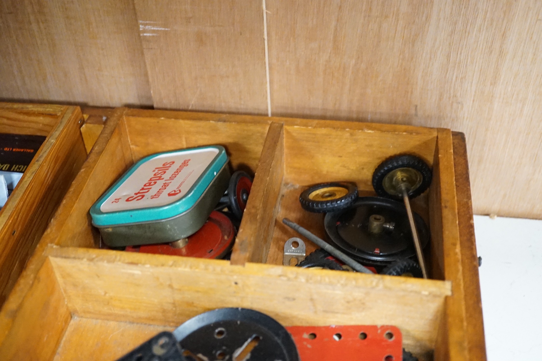 A wooden boxed meccano set and two boxed E20R electric motors